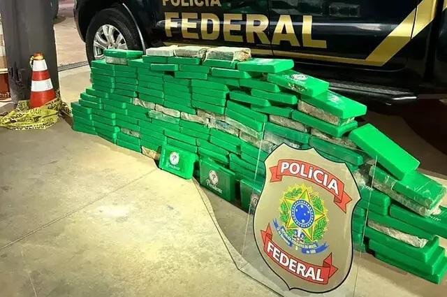 PF de Três Lagoas apreende 155 kg de cocaína escondida em fundo falso e estepe de caminhonete 