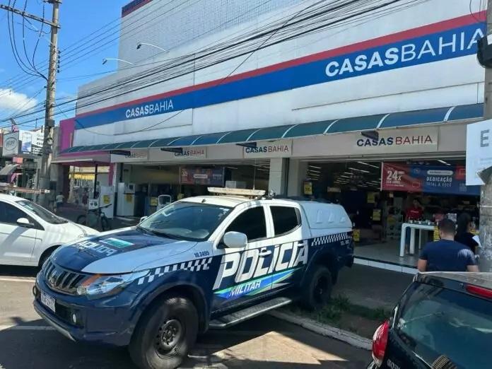 Polícia é chamada após criminosos furtarem loja no Centro Polícia é chamada após criminosos furtarem loja no Centro