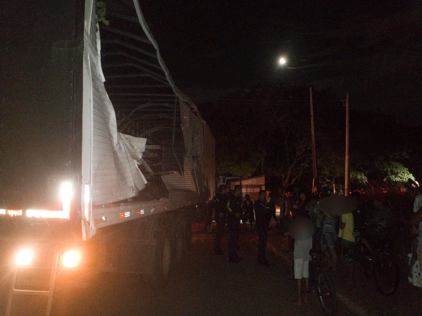 Totalmente alterado, motorista de Scania destrói carros, comércio e atropela motociclista 