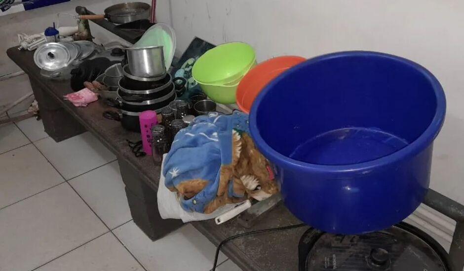 Usuários que tentaram furtar sofá, panela, copos e roupas são presos pela PM de Três Lagoas 