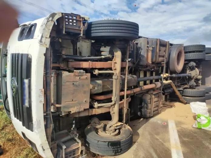 Caminhão tomba na BR 262, obstrui parte da rodovia e Corpo de Bombeiros é acionado Caminhão tomba na BR 262, obstrui parte da rodovia e Corpo de Bombeiros é acionado
