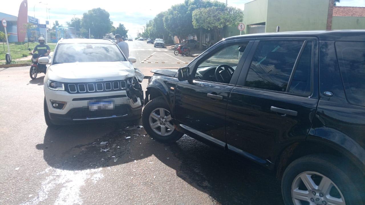 Acidente entre carros de luxo é registrado no bairro JK em Três Lagoas