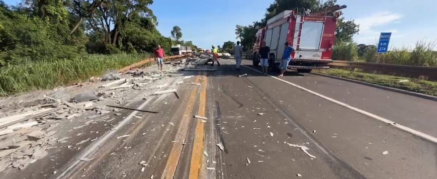 Acidente na BR-163 com três carretas deixa feridos e um caminhoneiro preso nas ferragens