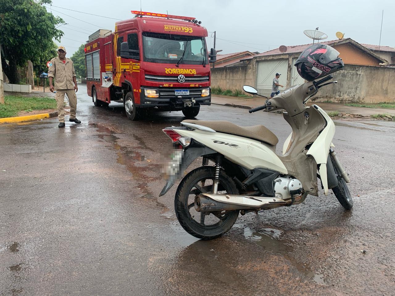 Bombeiros socorrem mulher que sofreu acidente no bairro Interlagos