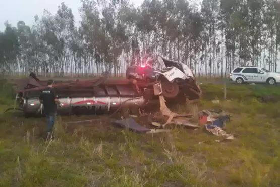 Caminhoneiro morre após carreta sair da pista e capotar na MS-295