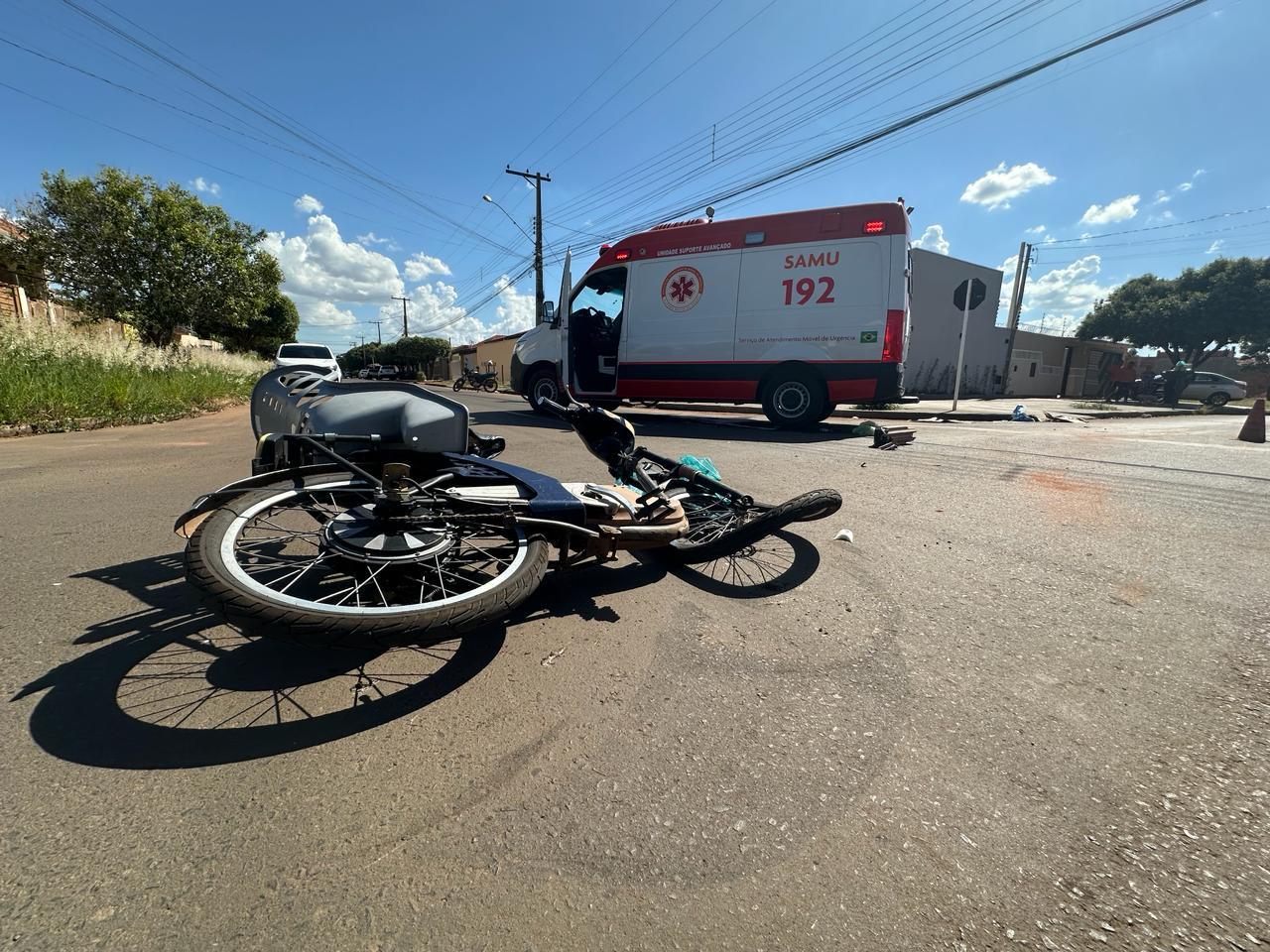Cicilista é jogado contra para-brisa de carro e fica desacordado após grave acidente no Santos Dumont