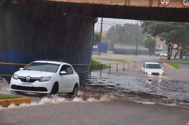 Com ventos de 78 km/h, temporal derruba árvores e alaga viaduto em Chapadão do Sul