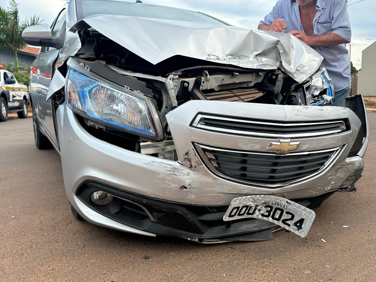 Duas pessoas são socorridas em acidente entre dois carros no Parque São Carlos 