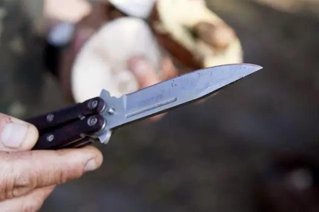 Durante briga por mudança, homem é esfaqueado no pescoço por dupla Durante briga por mudança, homem é esfaqueado no pescoço por dupla