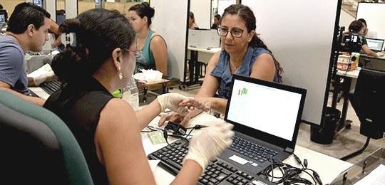 Eleitor tem seis semanas para regularizar o título e votar em outubro Eleitor tem seis semanas para regularizar o título e votar em outubro