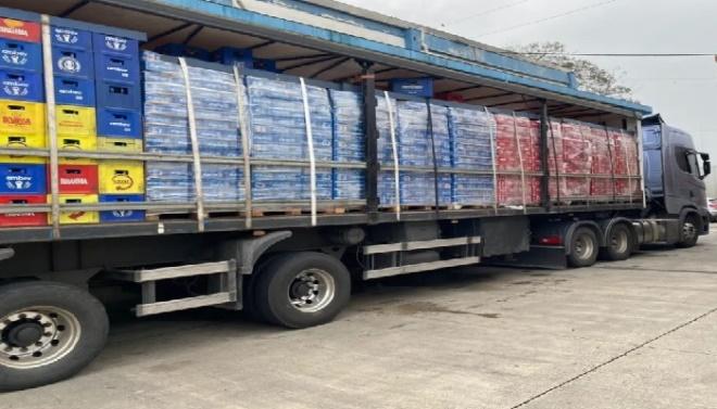 Homem é preso tentando furtar quase 700 latas de cerveja de caminhão em mercado