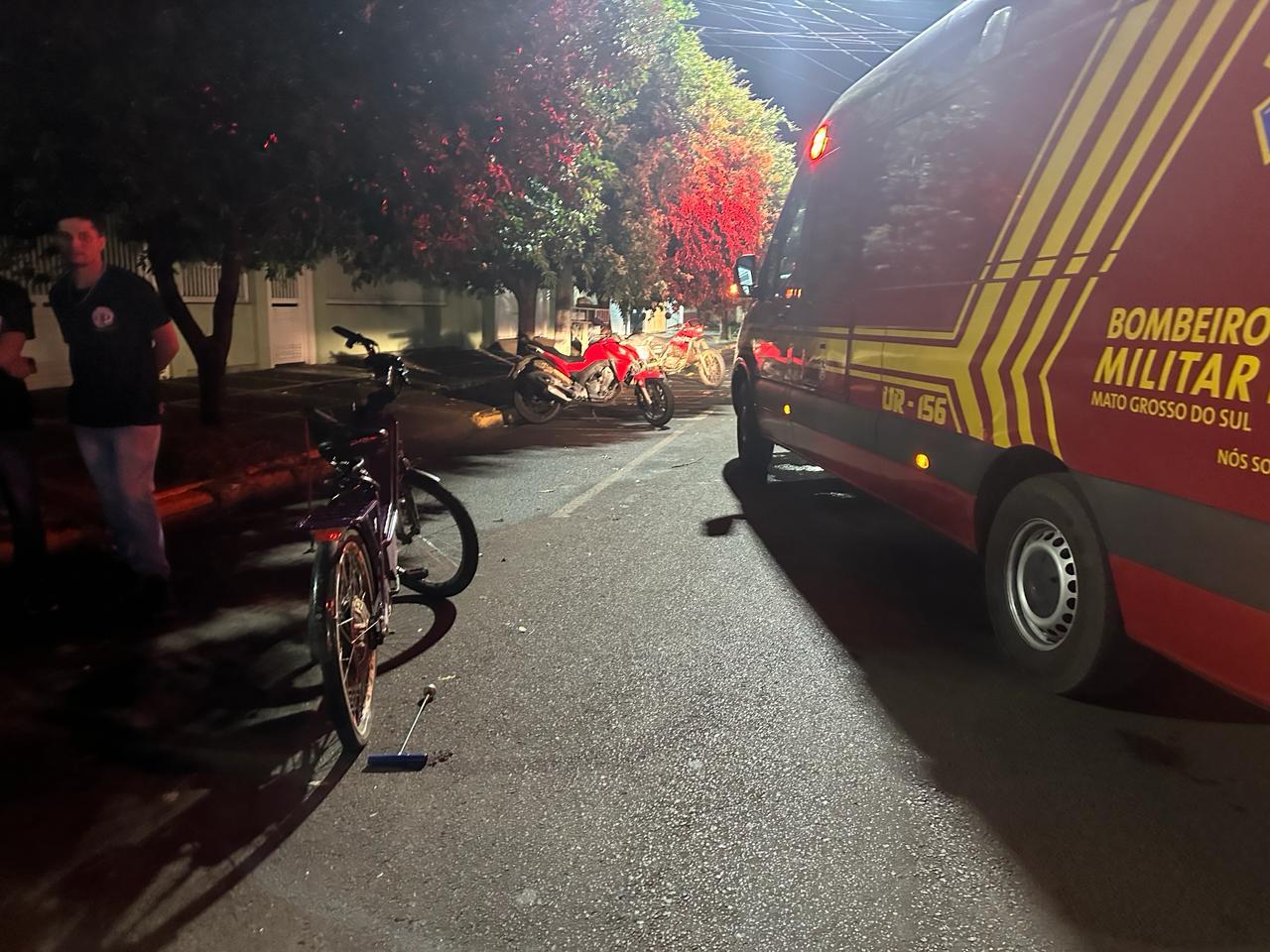  Homem em bicicleta elétrica na contra mão de direção causa acidente no Centro e Três Lagoas 