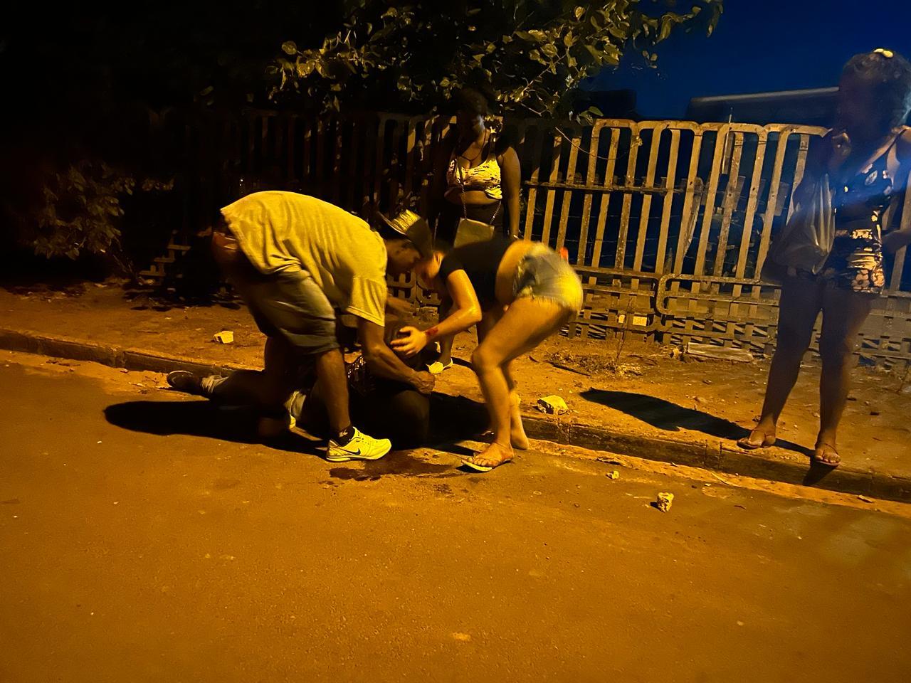  Homem que levou tijoladas na cabeça é socorrido pelo SAMU no Guanabara