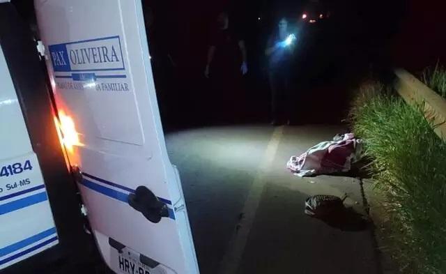 Idosa morre atropelada por carro enquanto caminhava na MS-475 Idosa morre atropelada por carro enquanto caminhava na MS-475