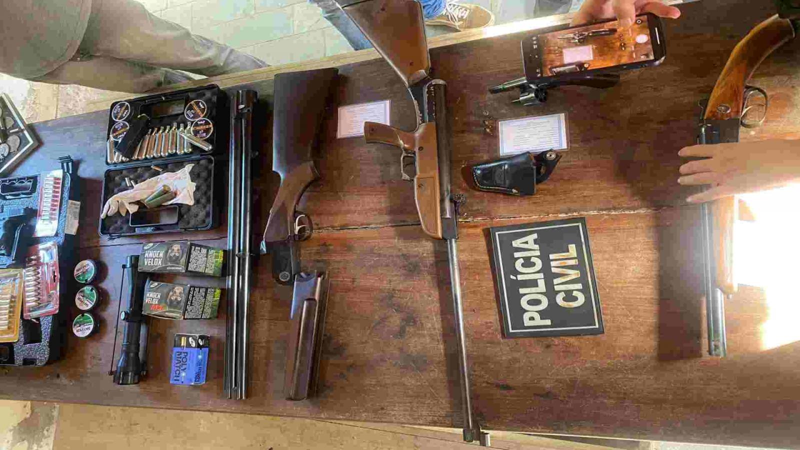 Idoso de 71 anos ameaça crianças dando tiros para cima e acaba detido com armas de fogo