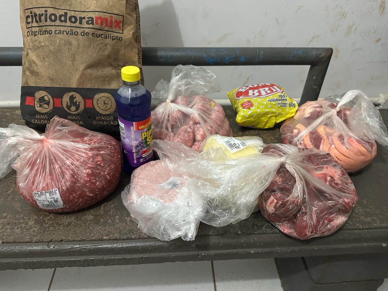 Jovem que furtou carnes para churrasco, linguiça e até carvão disse que praticou delito para suprir necessidades 
