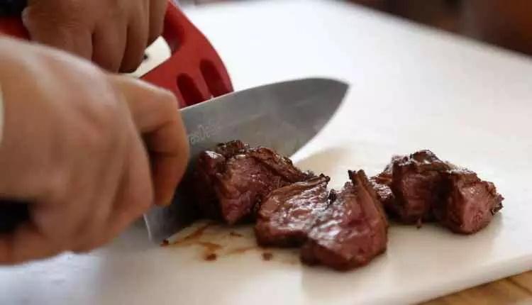 Menino de 3 anos morre engasgado ao comer pedaço de carne em churrasco Menino de 3 anos morre engasgado ao comer pedaço de carne em churrasco