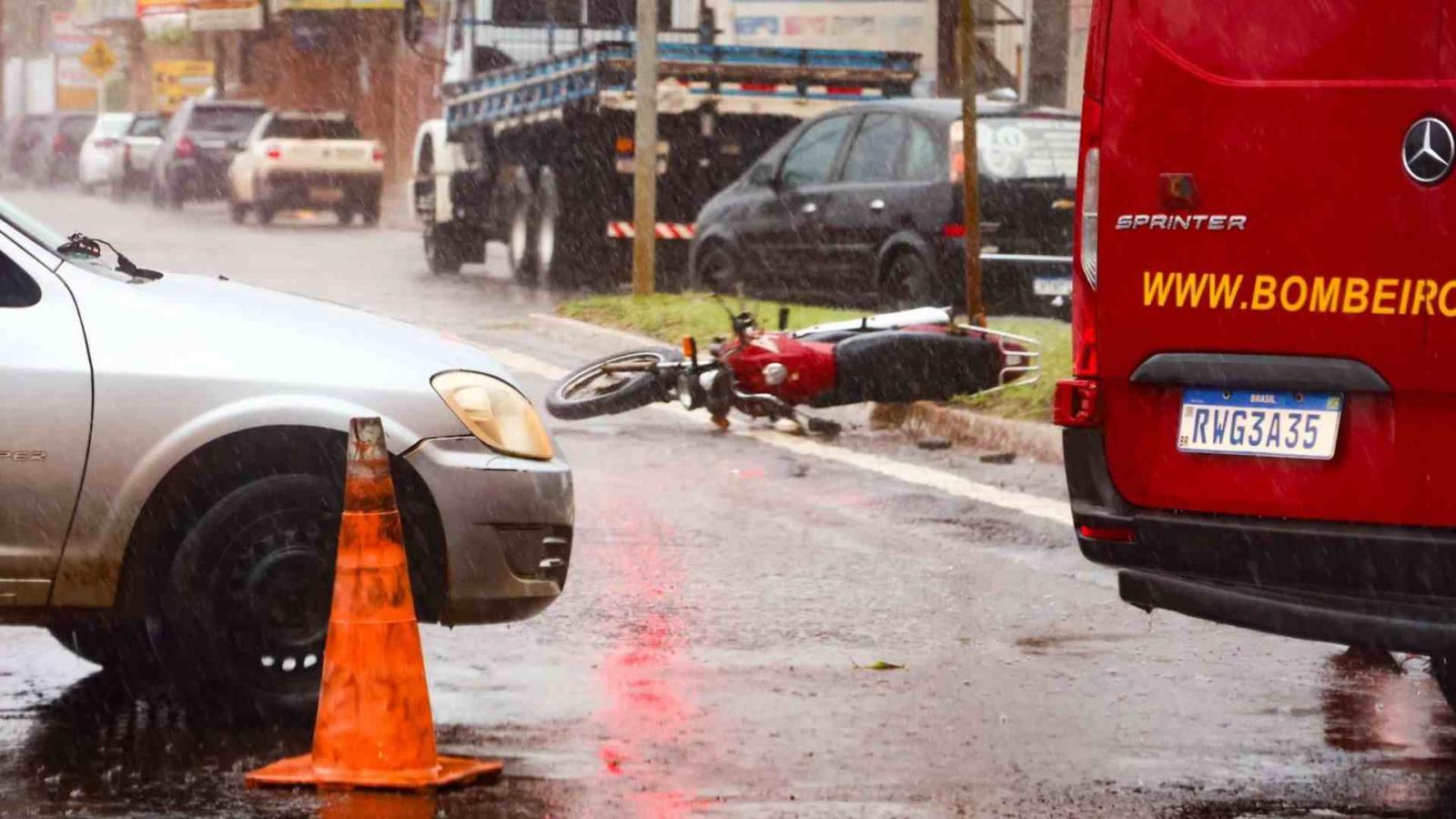 Motociclista é arrastada por 10 metros após ser ‘fechada’ por motorista em Campo Grande