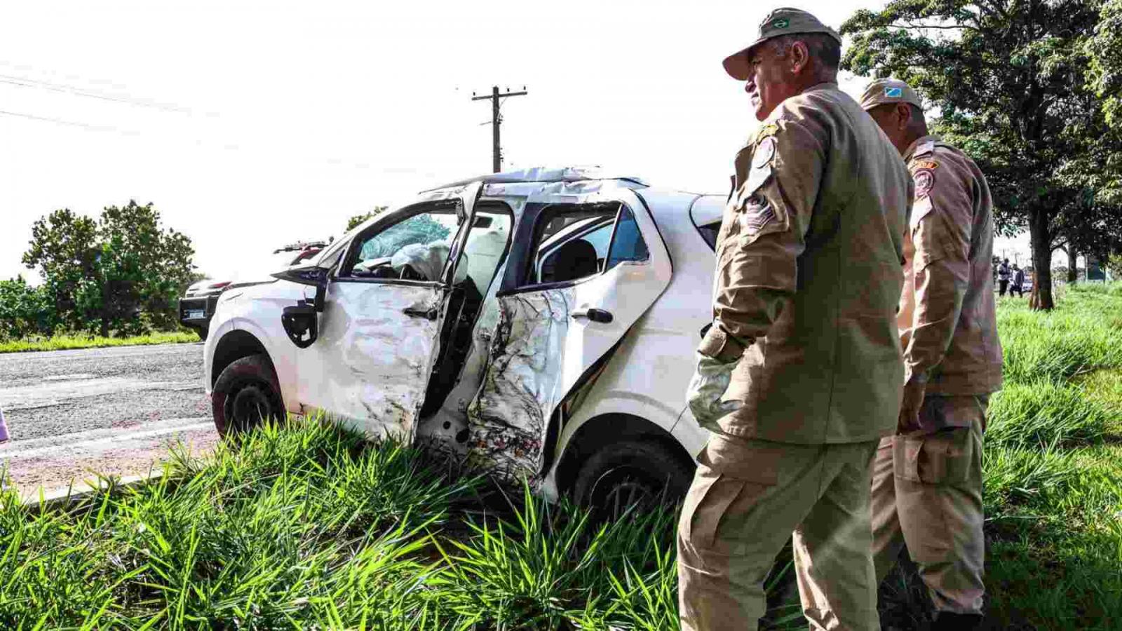 Motorista bate carro em árvore, é ejetado e carro capota várias vezes Motorista bate carro em árvore, é ejetado e carro capota várias vezes