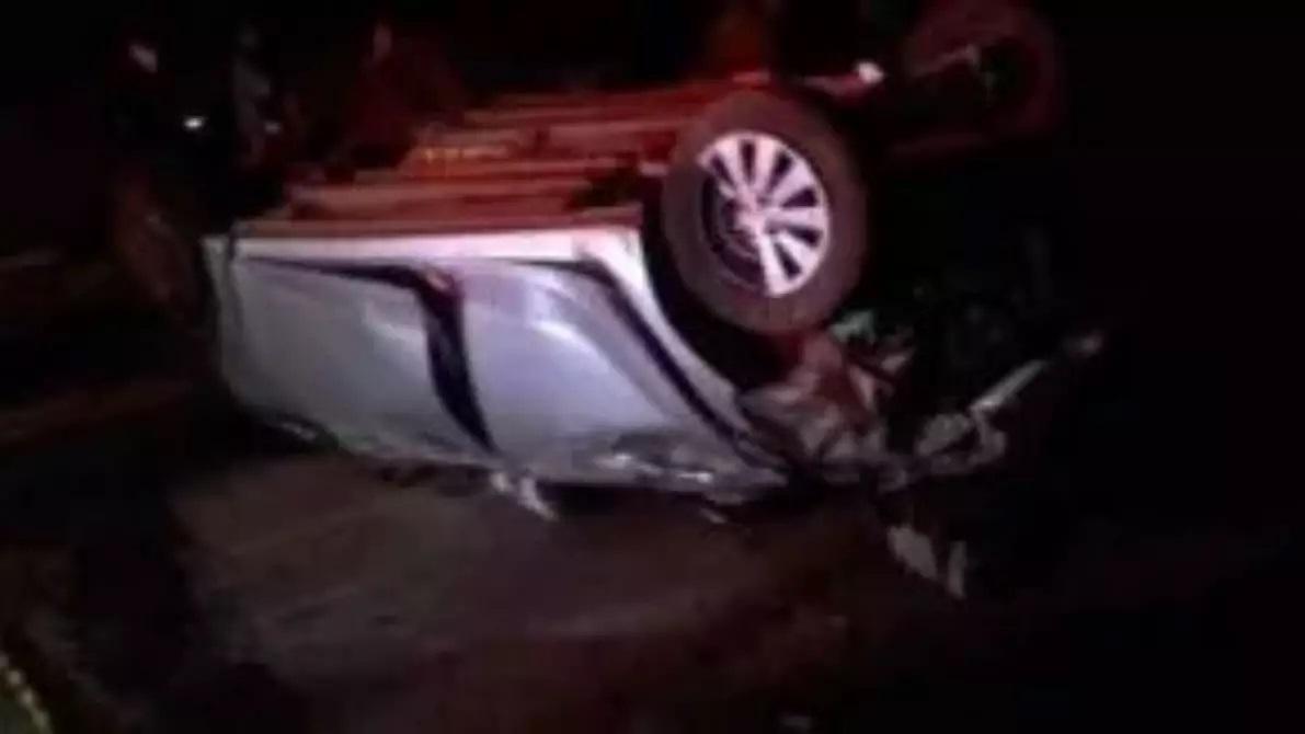 Motorista bate em caminhão e capota várias vezes na BR-060; duas crianças estavam no carro 