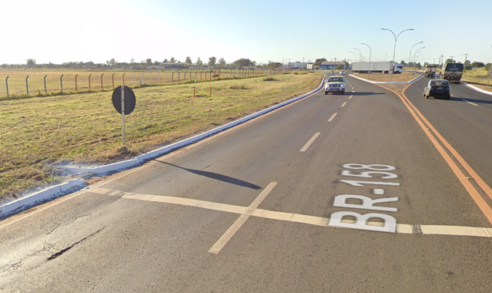 Motorista foge de acidente após bater na traseira de moto próximo ao Shopping