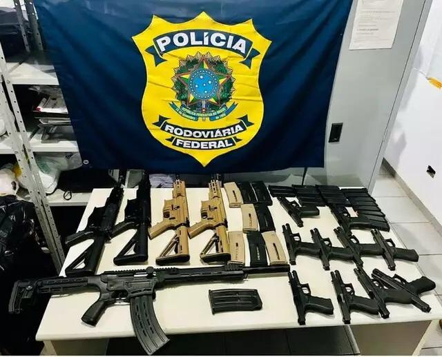 Mulher que viajava com filho de 4 anos, fuzil, pistola e espingarda foi trazida para a PF de Três Lagoas 