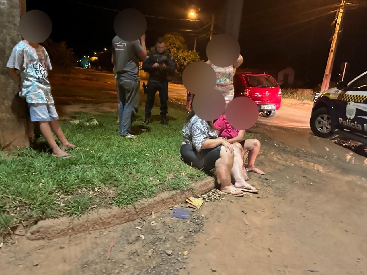 Mulher tem surto e se joga de caminhonete na Av. Rafael de Haro Mulher tem surto e se joga de caminhonete na Av. Rafael de Haro