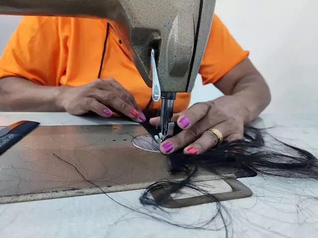 Nas mãos de detentas, cabelo apreendido vira peruca para quem trata câncer em MS Nas mãos de detentas, cabelo apreendido vira peruca para quem trata câncer em MS