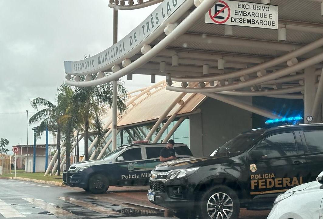 Passageiro de avião acusado de importunação sexual em voo que chegava a Três Lagoas é levado até a PF Passageiro de avião acusado de importunação sexual em voo que chegava a Três Lagoas é levado até a PF