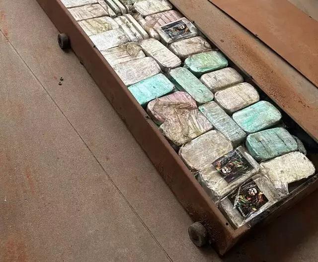 PF prende homem que usava drogas enquanto dirigia veículo com 150 kg de cocaína 