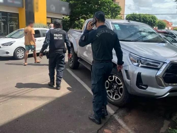 Caminhão se envolve em acidente com Toyota Hilux no Centro de Três Lagoas 