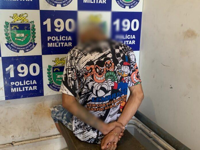 Após uso de drogas perto de escola, PM age e detém uma pessoa e apreende maconha 