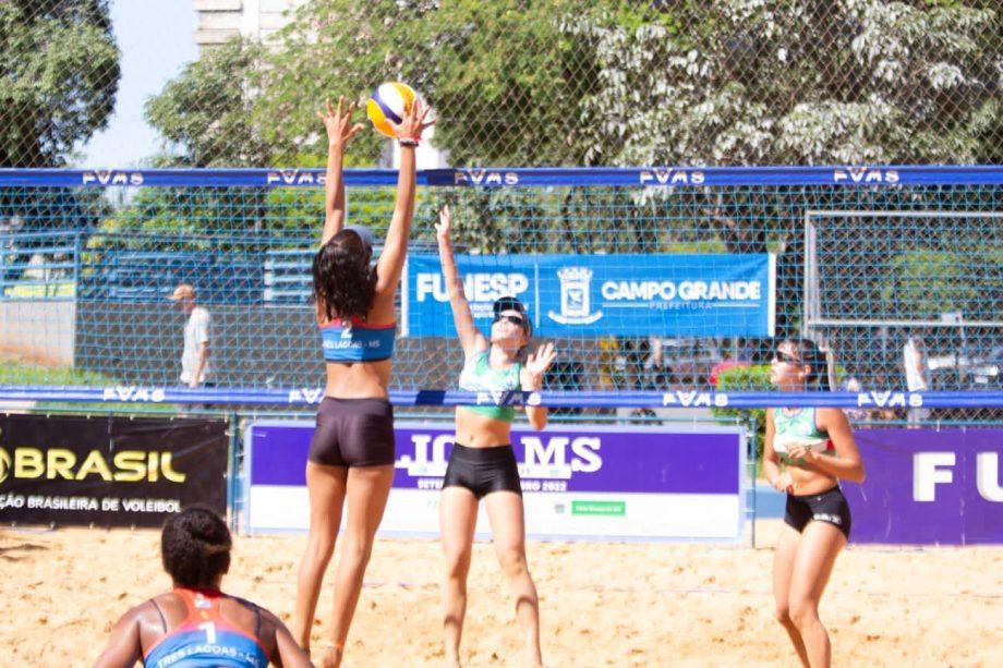 Secretaria de Esporte abre vagas para participar das turmas de treino de vôlei de praia