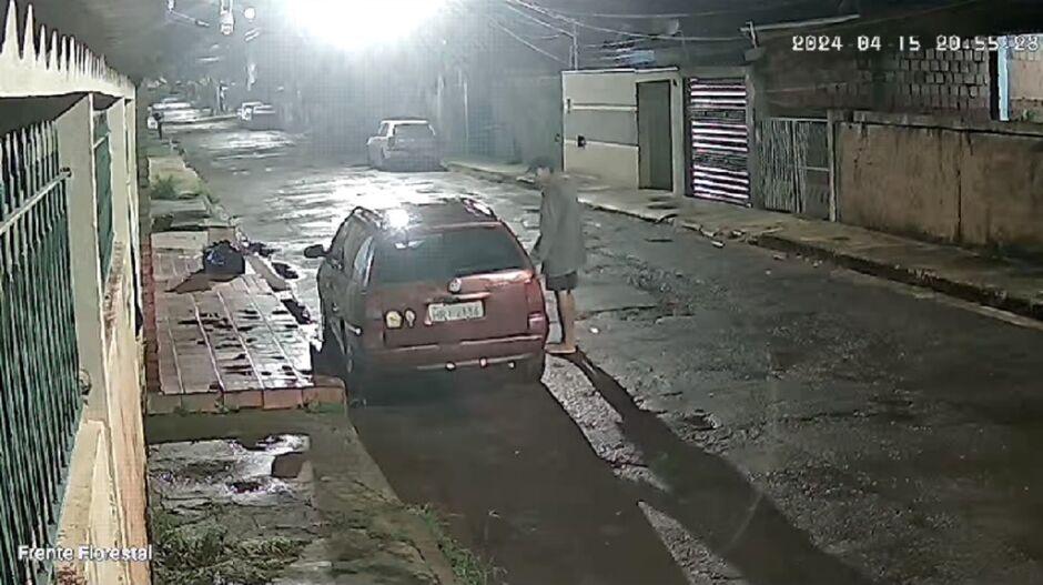 Câmera flagrou furto de veículo que terminou com homens fazendo sexo em Campo Grande Câmera flagrou furto de veículo que terminou com homens fazendo sexo em Campo Grande