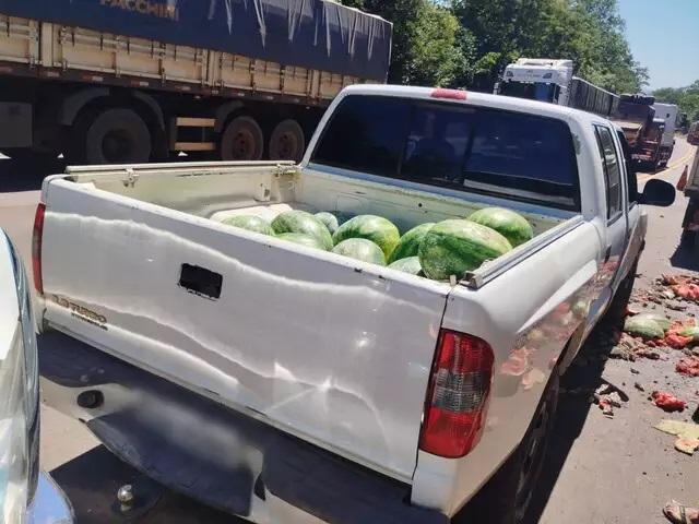 Caminhão tomba com 35 toneladas de melancia e carga é doada Caminhão tomba com 35 toneladas de melancia e carga é doada