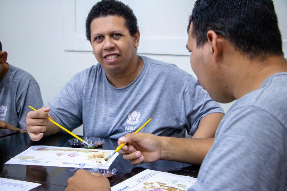 Com uso de tintas orgânicas, oficina da SEMEA leva sensibilização ambiental para alunos da APAE Com uso de tintas orgânicas, oficina da SEMEA leva sensibilização ambiental para alunos da APAE