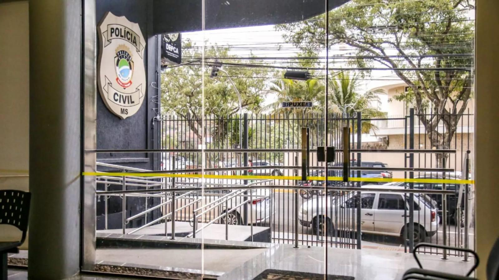 Crianças são abandonadas pela mãe em casa insalubre e sem comida em Campo Grande