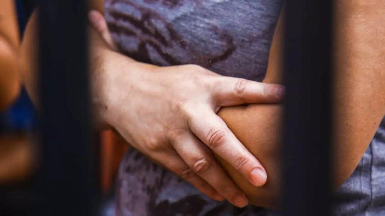 Durante confraternização, homem tenta estuprar mulher e é esfaqueado quatro vezes