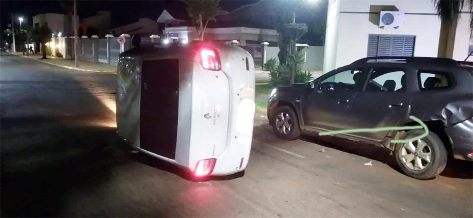 Em Chapadão do Sul, carro capota em Avenida após bater em dois veículos estacionados Em Chapadão do Sul, carro capota em Avenida após bater em dois veículos estacionados