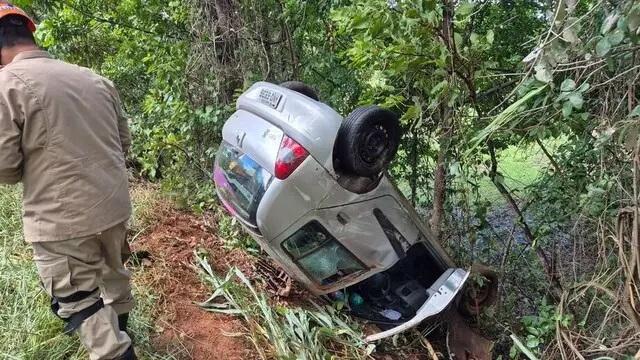 Estudante desvia de animal em rodovia e carro capota em Aquidauana-MS Estudante desvia de animal em rodovia e carro capota em Aquidauana-MS