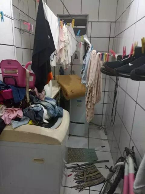 Mãe de crianças encontradas sem comida e na sujeira já foi presa por abandono Mãe de crianças encontradas sem comida e na sujeira já foi presa por abandono