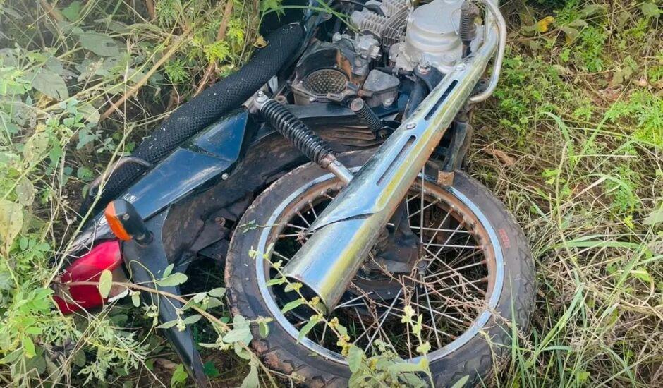 Moto furtada é encontrada abandonada em matagal pela GETAM Moto furtada é encontrada abandonada em matagal pela GETAM