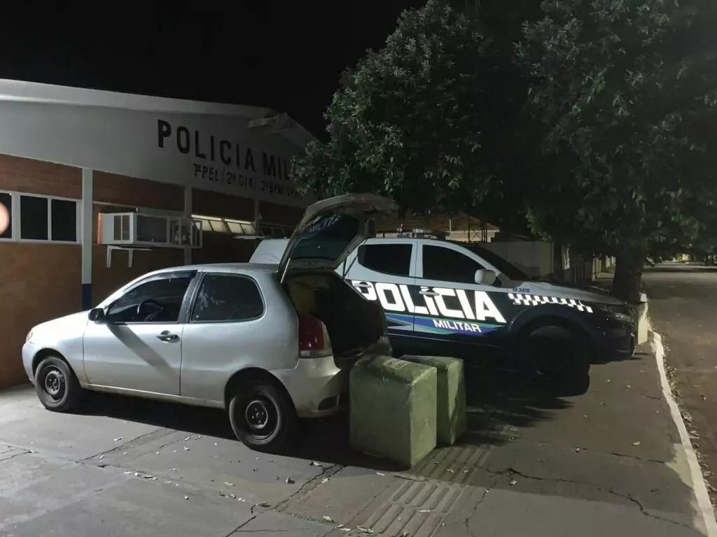 Agasalhos e quatro fardos com óculos de sol que eram levados para o Estado de SP são apreendidos pela PM 