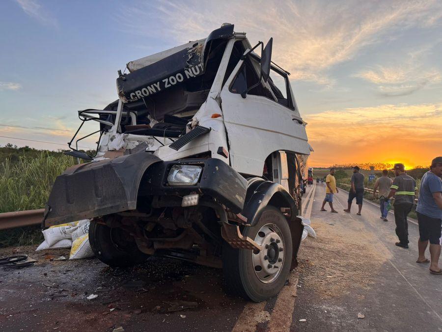 Motorista de caminhão fica ferido em colisão com carreta na MS-276 entre Batayporã e Anaurilândia