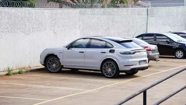 Motorista de Porsche que atropelou e matou motoentregador se apresenta à polícia 