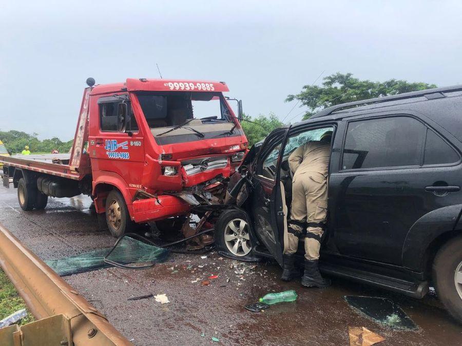 Motorista é ejetado e outro fica preso às ferragens em acidente na BR-163, em Nova Alvorada Motorista é ejetado e outro fica preso às ferragens em acidente na BR-163, em Nova Alvorada