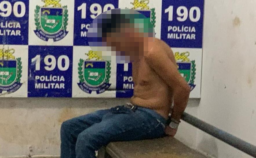 Mulher com faca e pedaço de madeira que bateu no ex-marido desmaia e PM é acionada no bairro Vila Zuque Mulher com faca e pedaço de madeira que bateu no ex-marido desmaia e PM é acionada no bairro Vila Zuque
