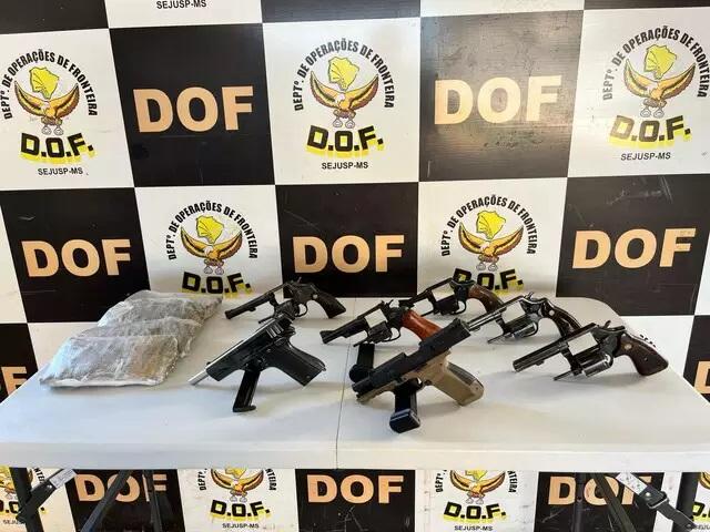 Mulher é presa em rota do crime com sete armas escondidas sob a roupa Mulher é presa em rota do crime com sete armas escondidas sob a roupa