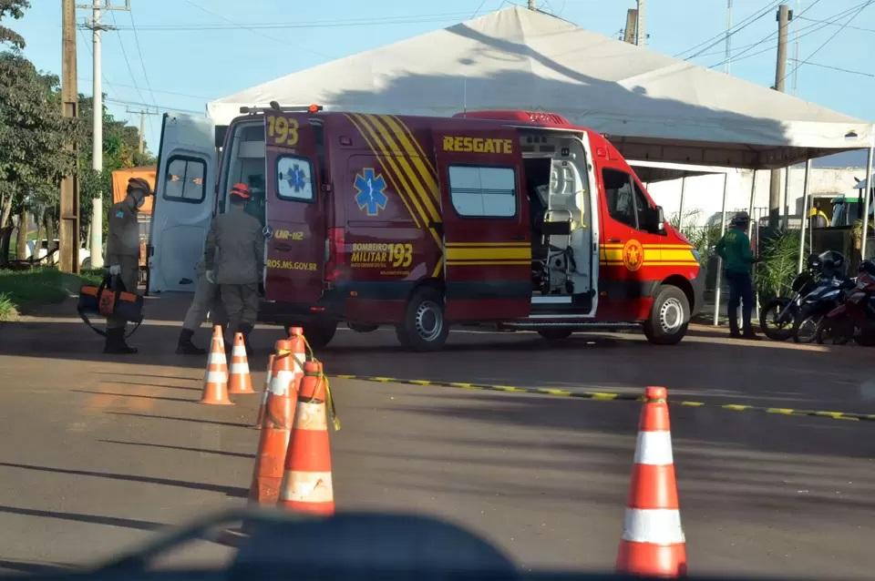 Mulher fica ferida após moto colidir com corda de tenda em Chapadão do Sul