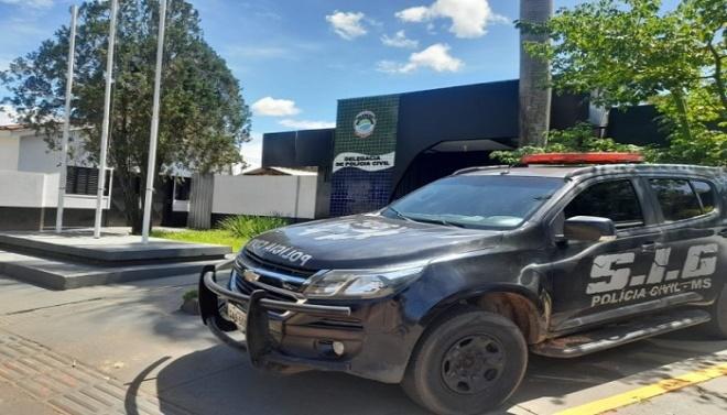 Mulher pula de carro em movimento após ser xingada pelo companheiro em Água Clara